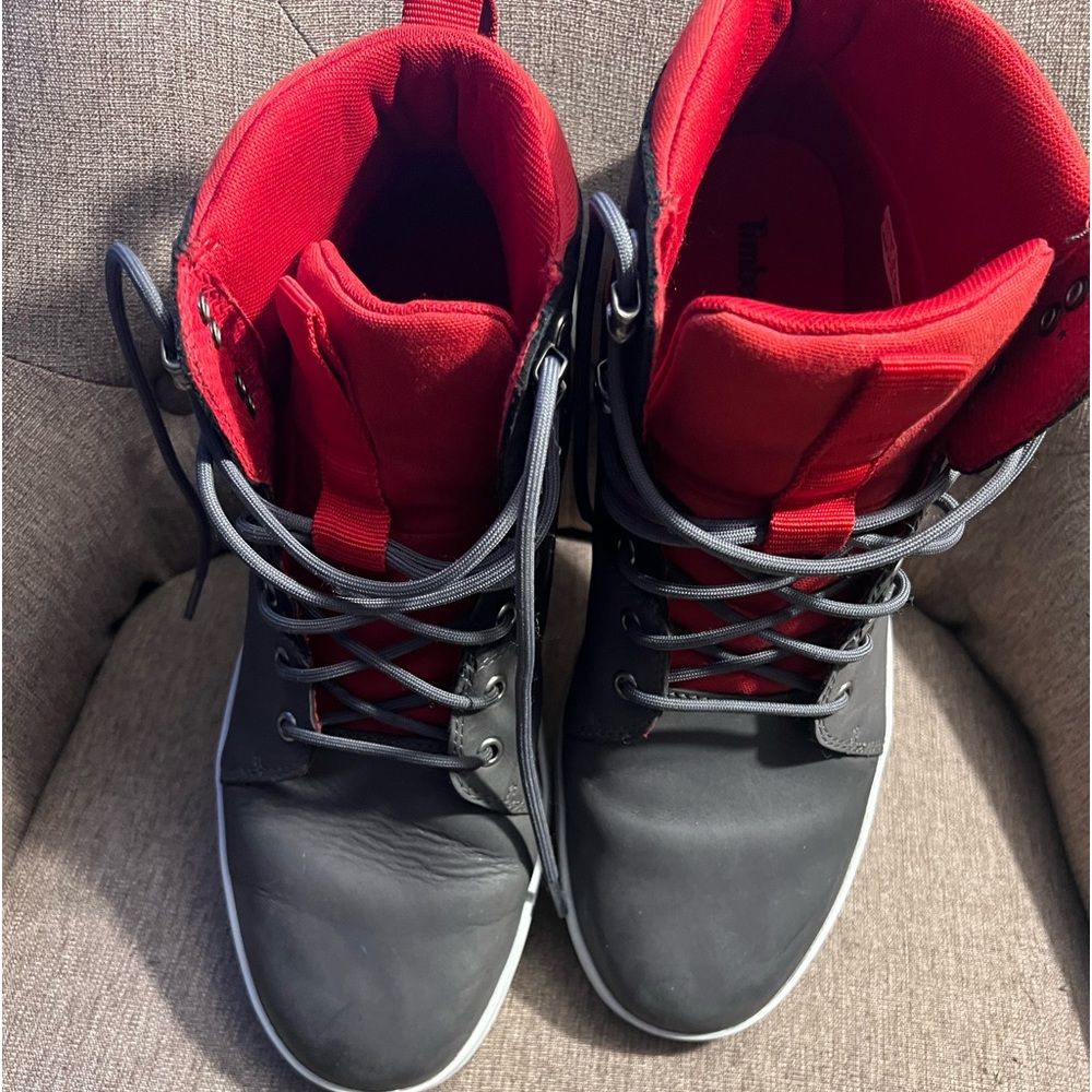 Timberland men’s size 11 hiking boot. Great pre-enjoyed condition. See pics